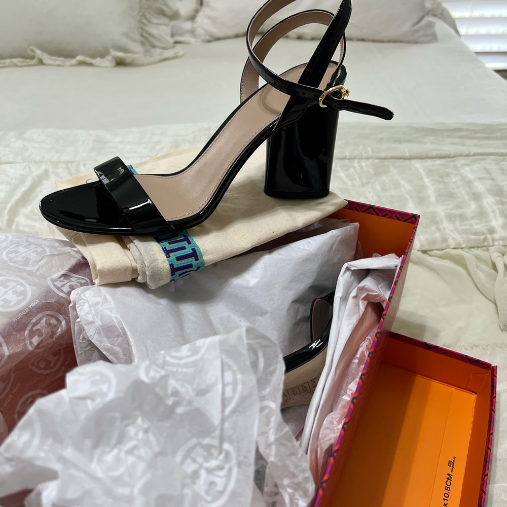 Tori Burch Black Elizabeth 2 Patent shoe. Ladies 8.5